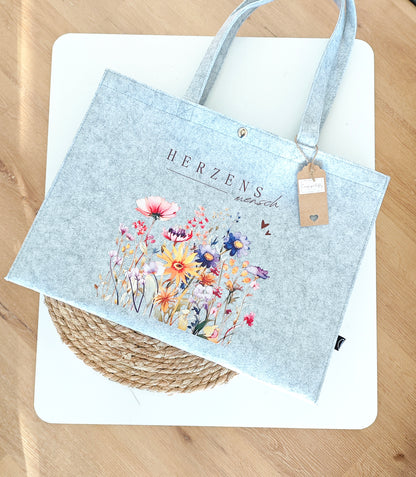 Filztasche L mit Druckknopf "Herzensmensch"