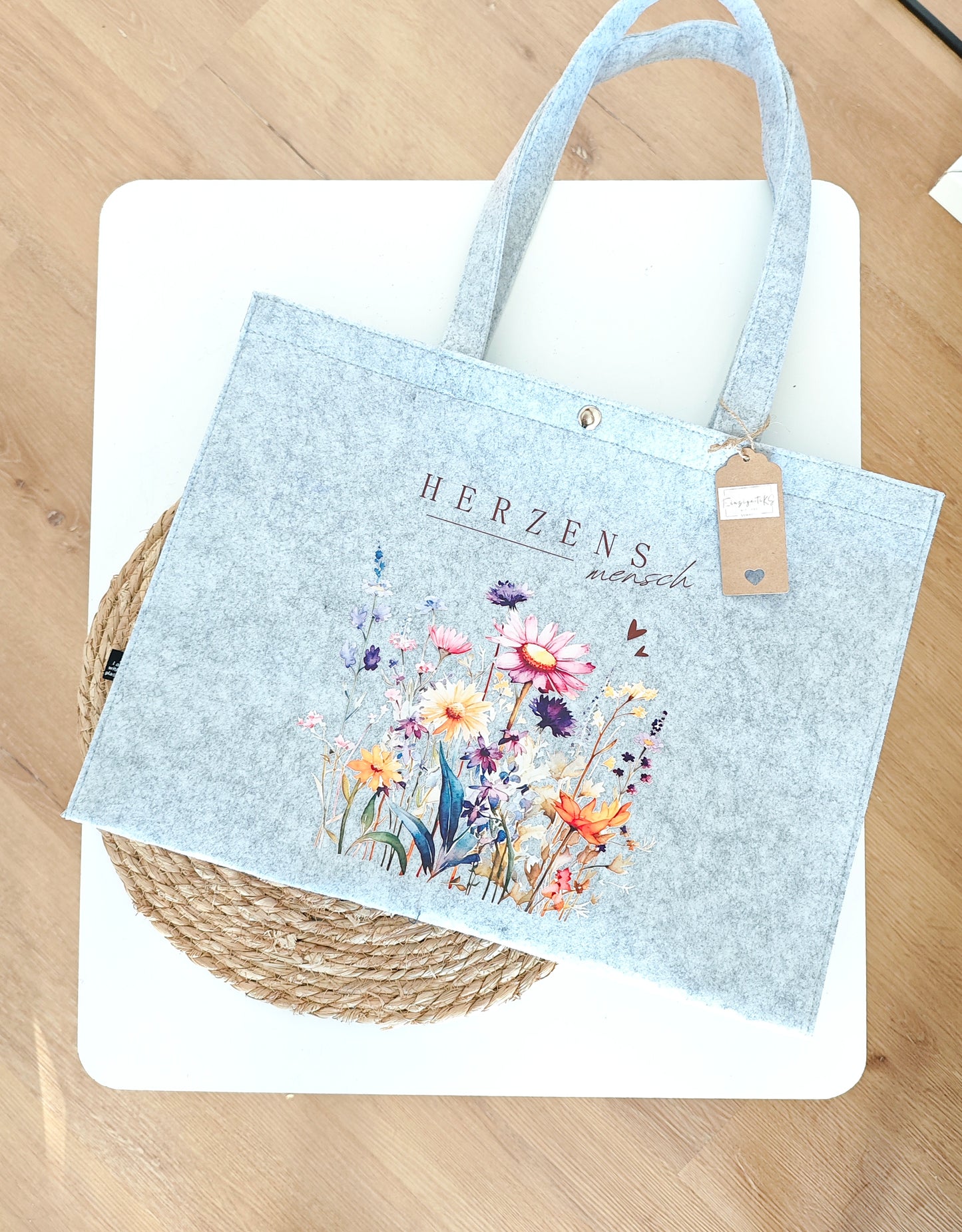 Filztasche L mit Druckknopf "Herzensmensch"