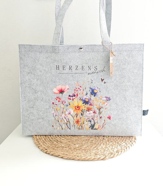Filztasche L mit Druckknopf "Herzensmensch"